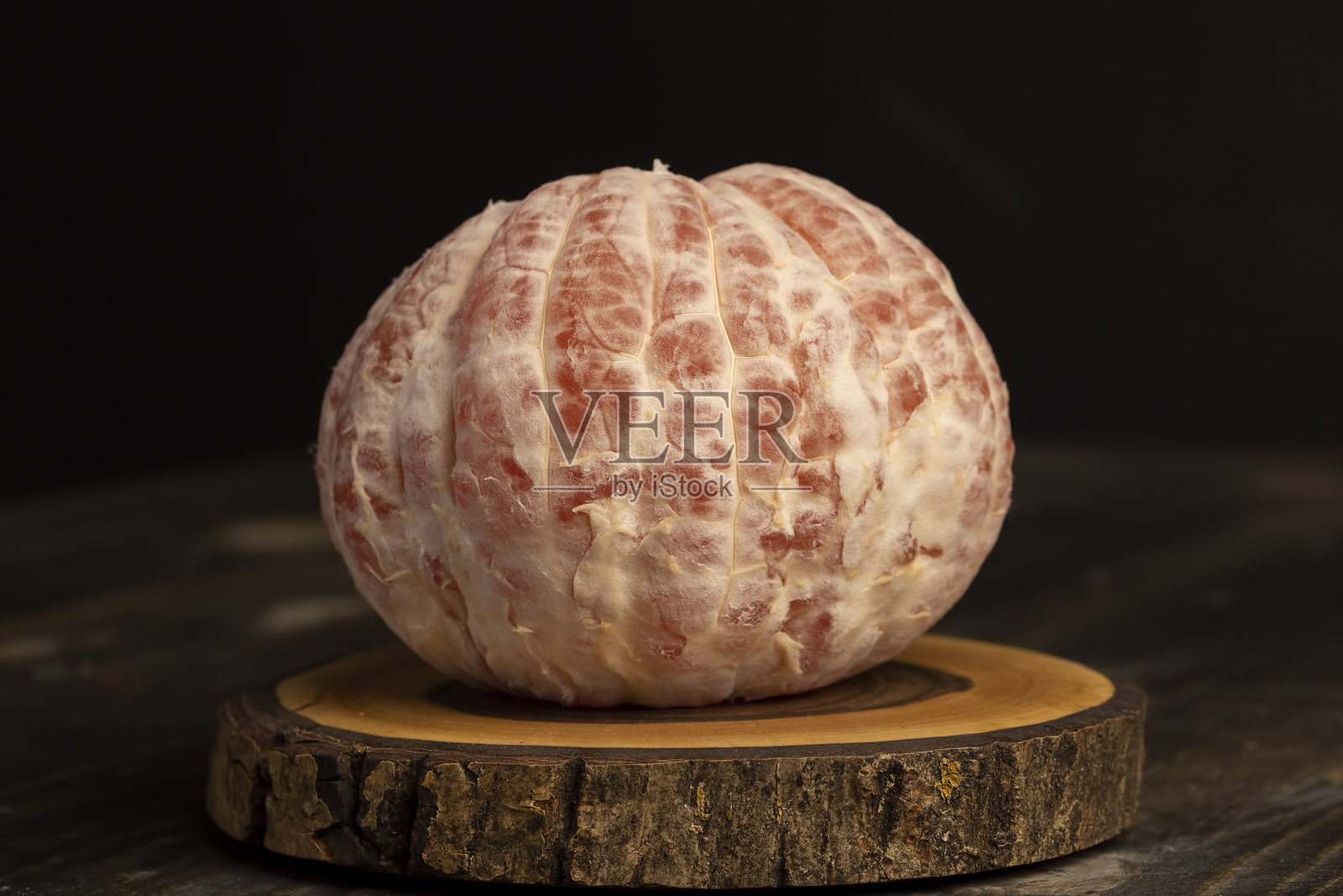 桌子上的酸红葡萄柚照片摄影图片