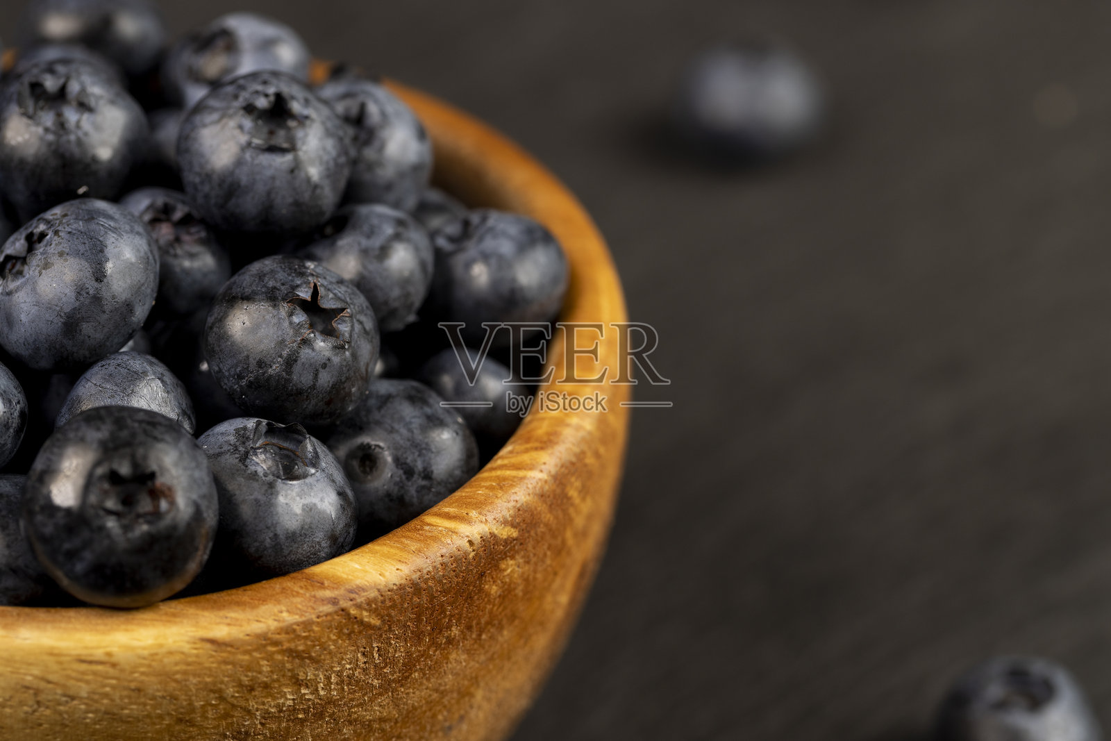 撒上白色甜糖的多汁蓝莓莓果照片摄影图片