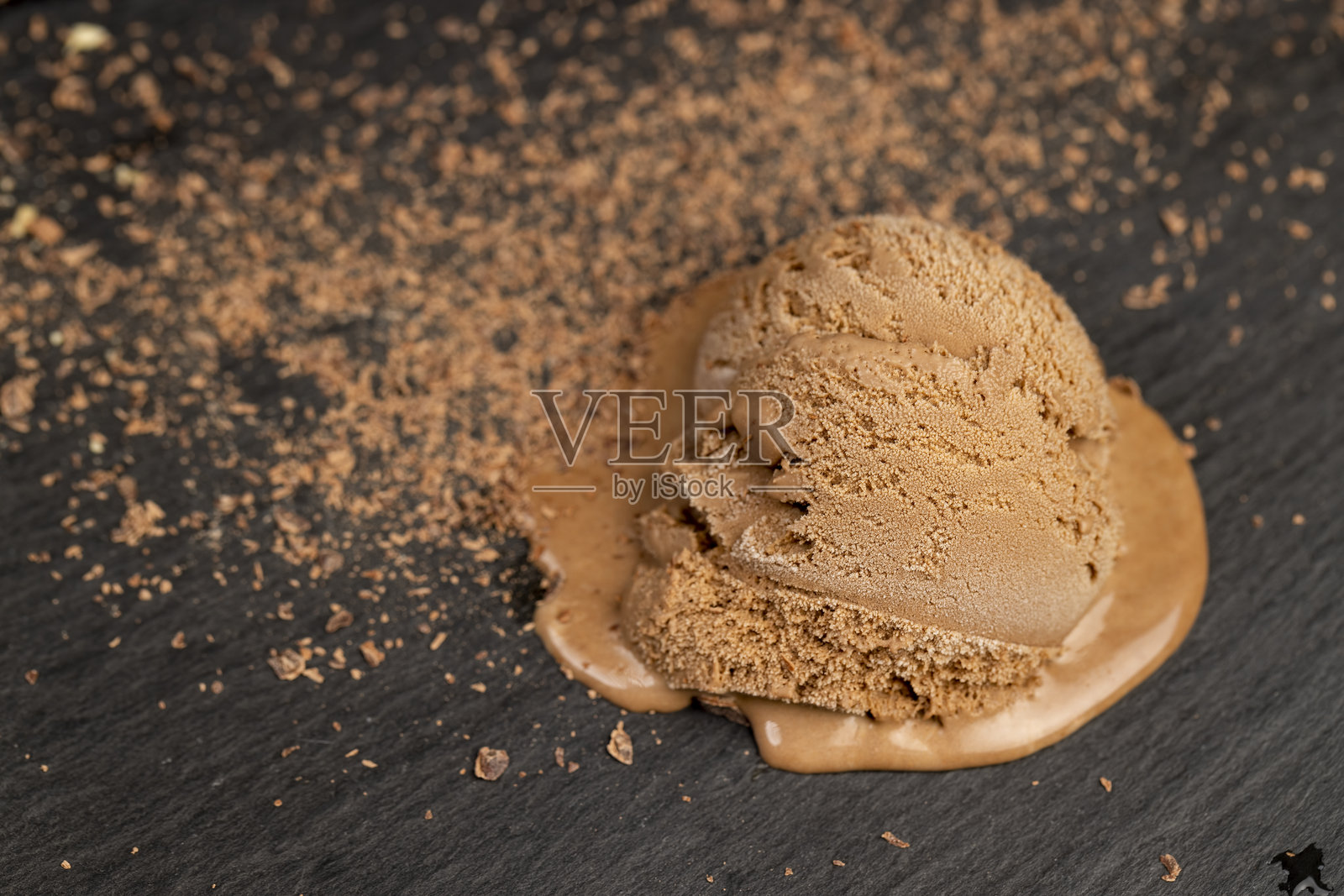 黑色石板上的巧克力冰淇淋和巧克力碎片照片摄影图片