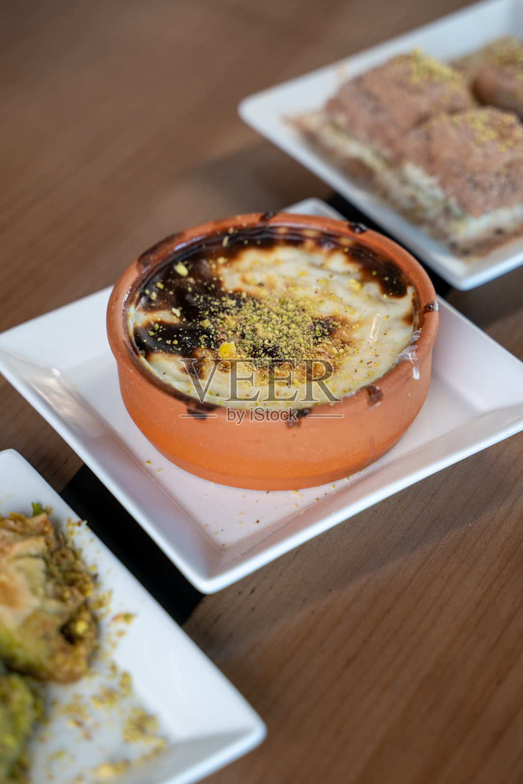 传统土耳其甜点。巴克拉瓦和米布丁。照片摄影图片