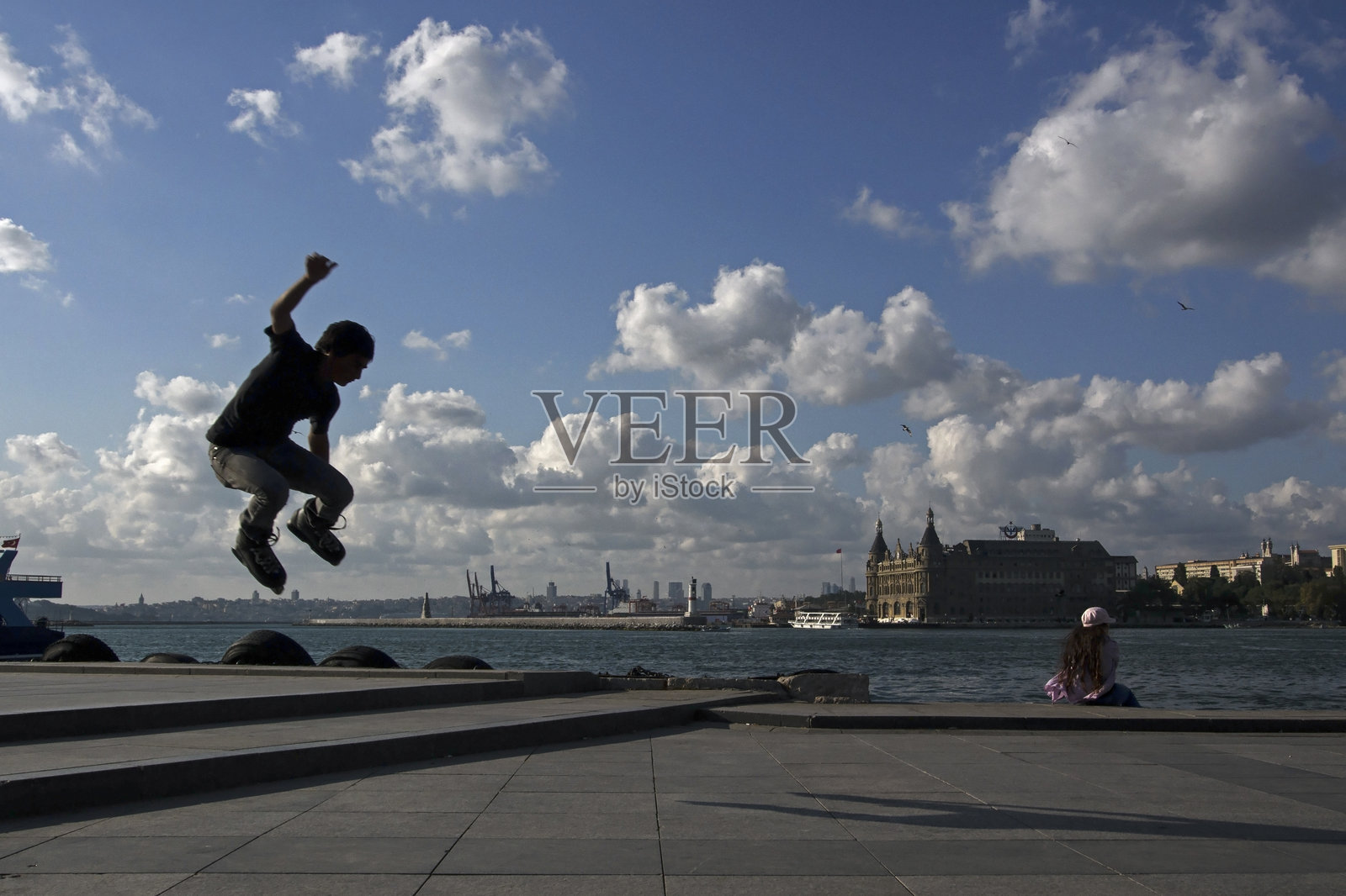 滑轮滑者跳跃照片摄影图片