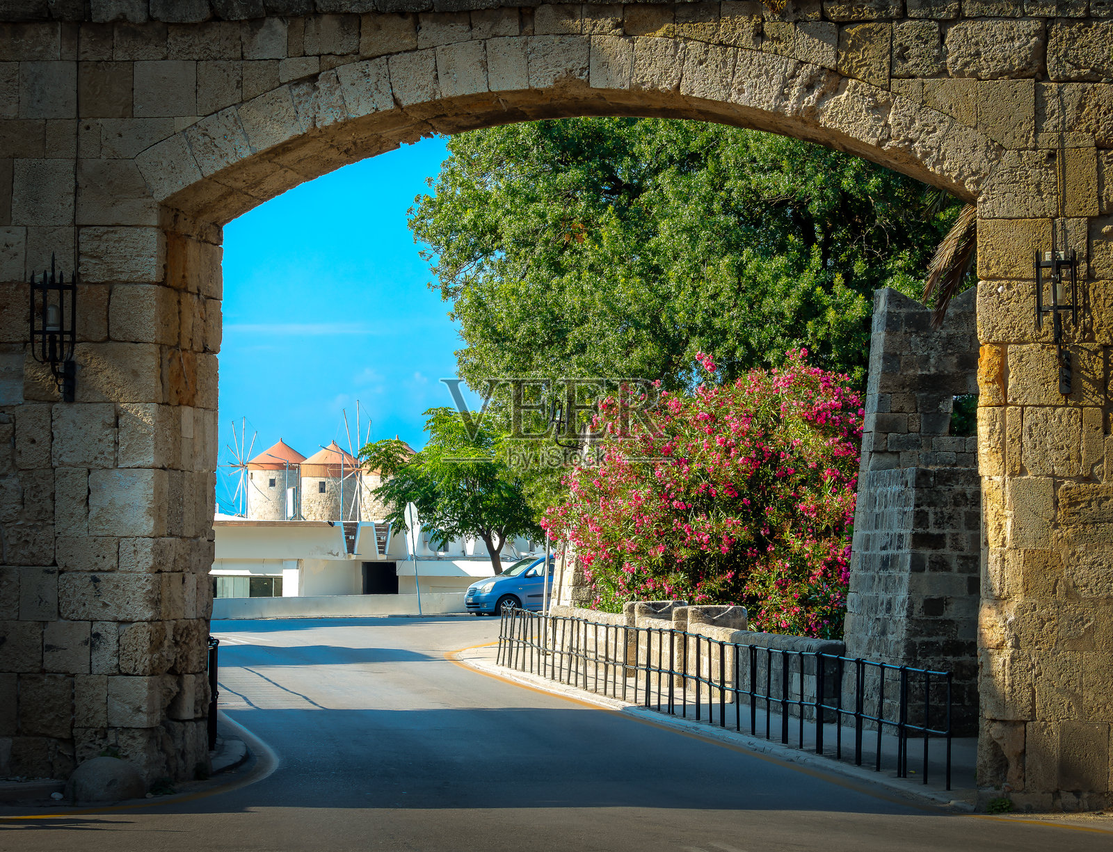 进入罗德岛的古城照片摄影图片