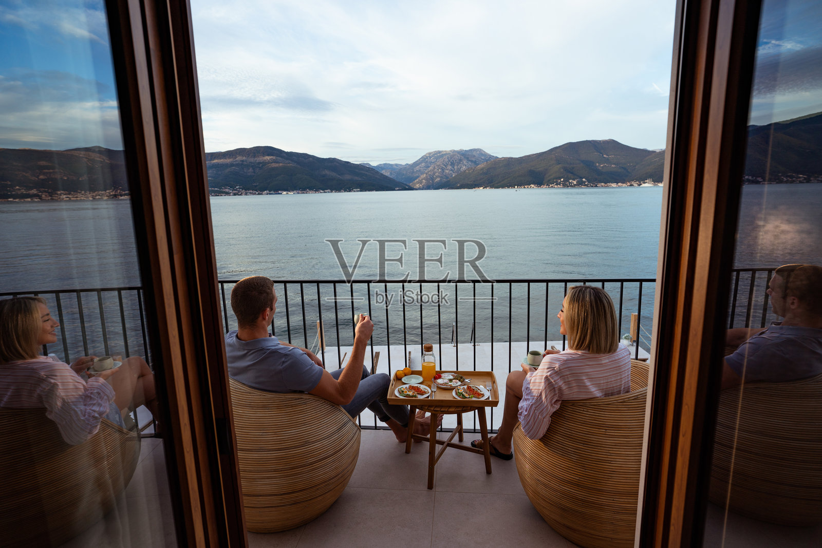 海景早餐：情侣共享美食照片摄影图片