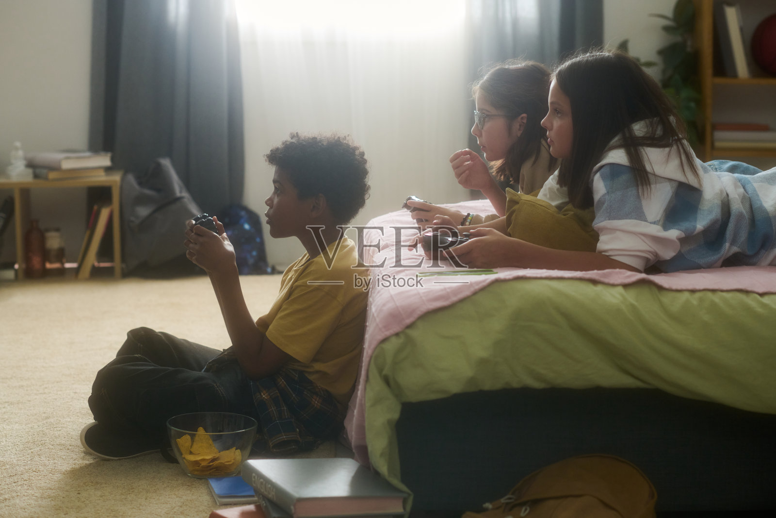 在舒适的卧室环境中玩视频游戏照片摄影图片