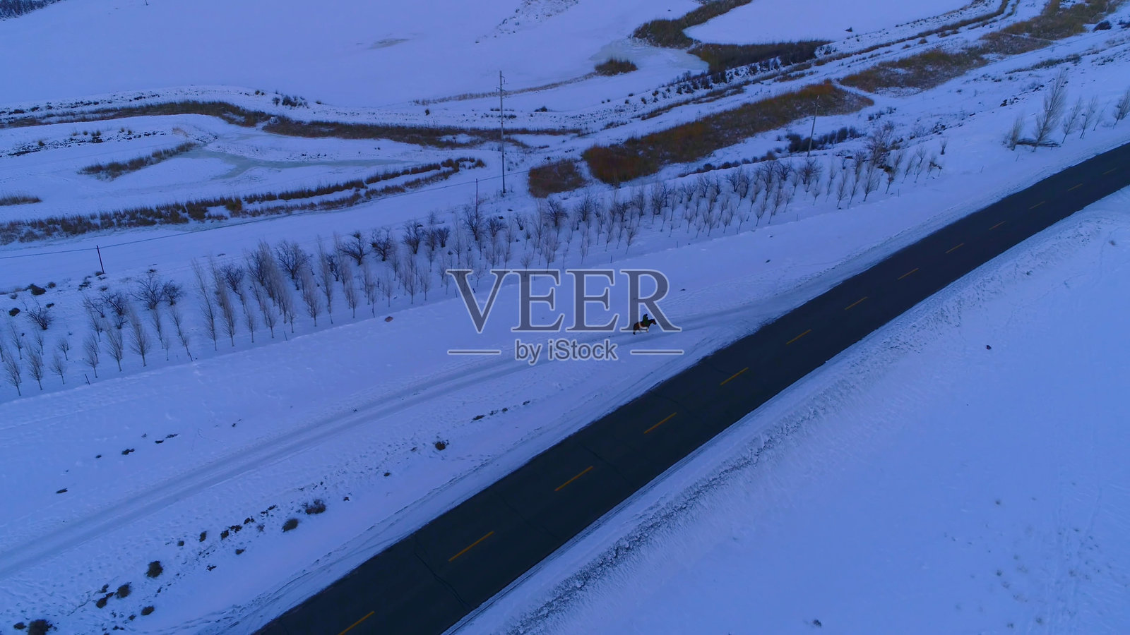 雪中的道路，雪景，冬季，新疆，中国，亚洲。照片摄影图片