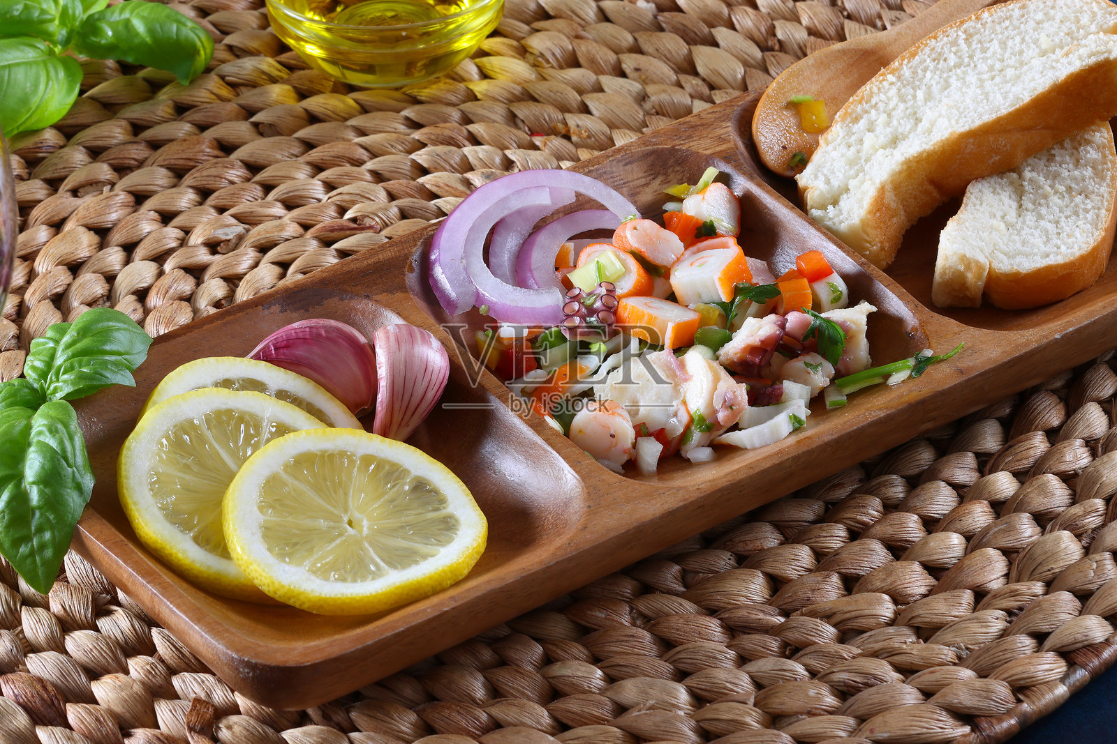 秘鲁海鲜美食开胃菜，称为酸橘汁腌鱼或生鱼片。照片摄影图片