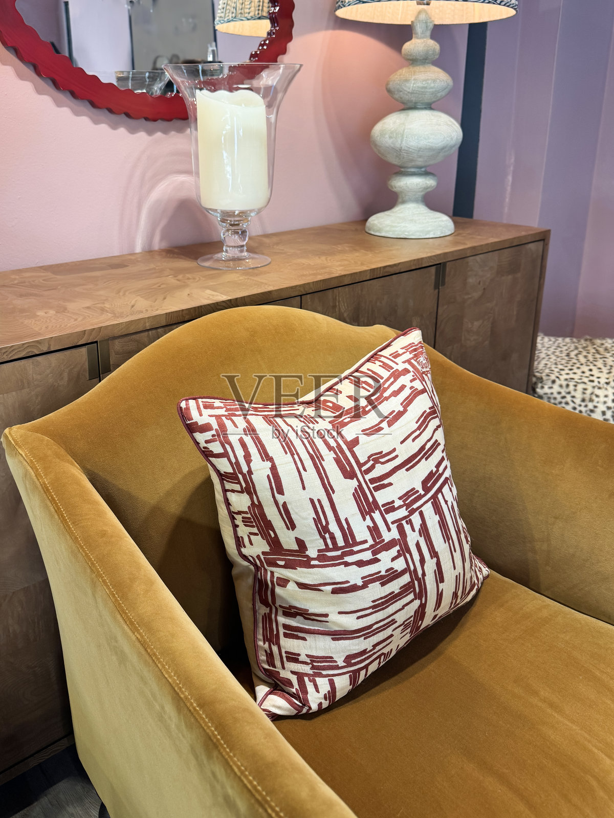 现代室内设计的客厅，配有芥末黄色天鹅绒椅子、蜡烛、台灯 / 镜子映照着带红色靠垫的沙发照片摄影图片