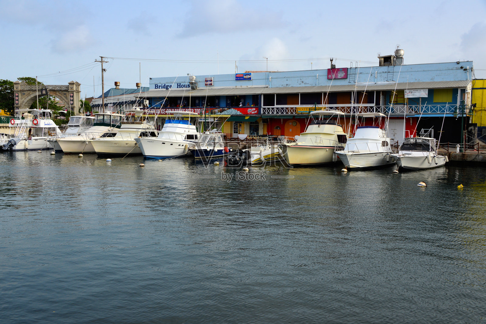 布里奇敦巴巴多斯宪法河口布里奇豪斯大楼旁的包租钓鱼船照片摄影图片
