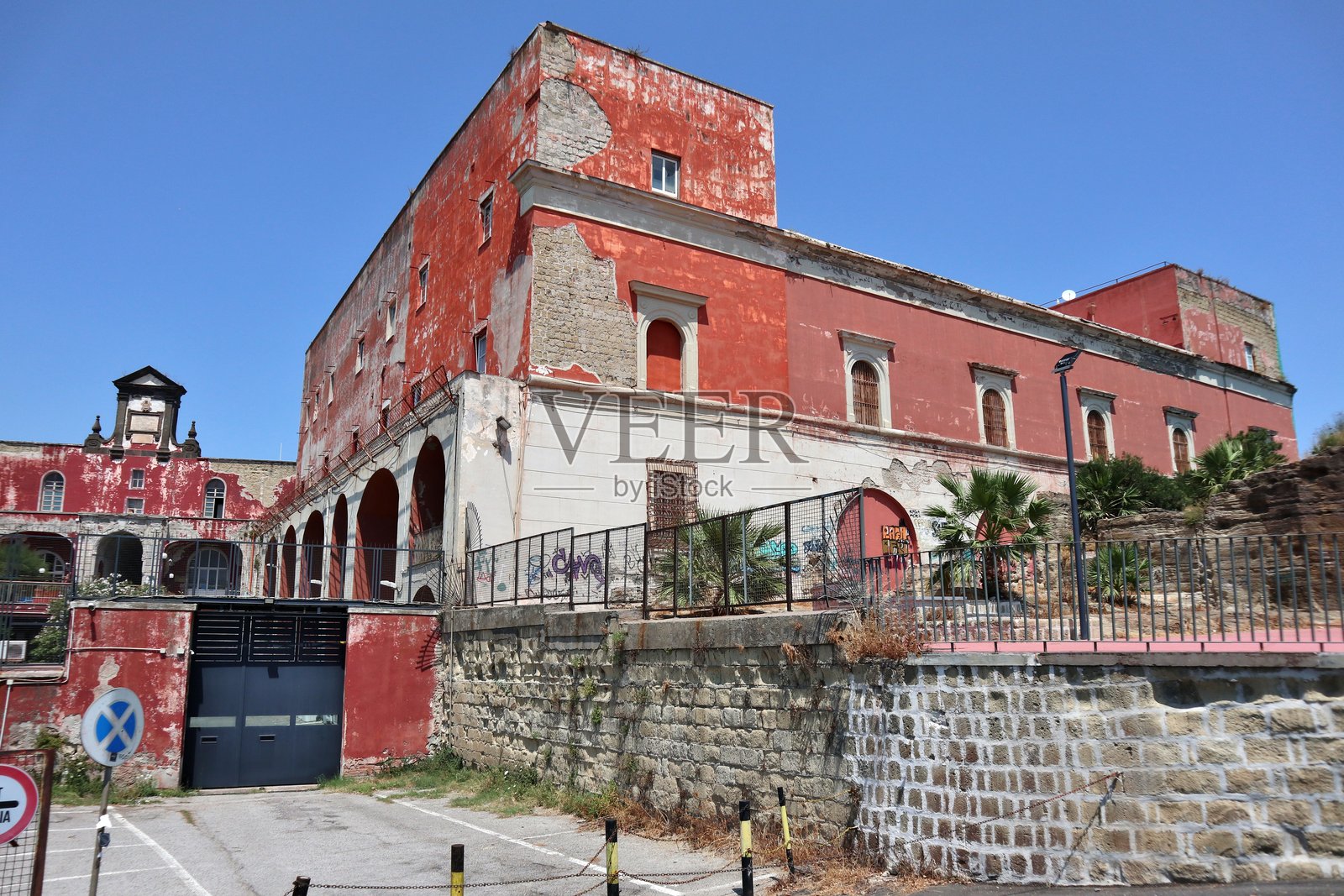 那不勒斯 - 皮佐法尔科内的圣塞韦里诺卡拉法宫照片摄影图片