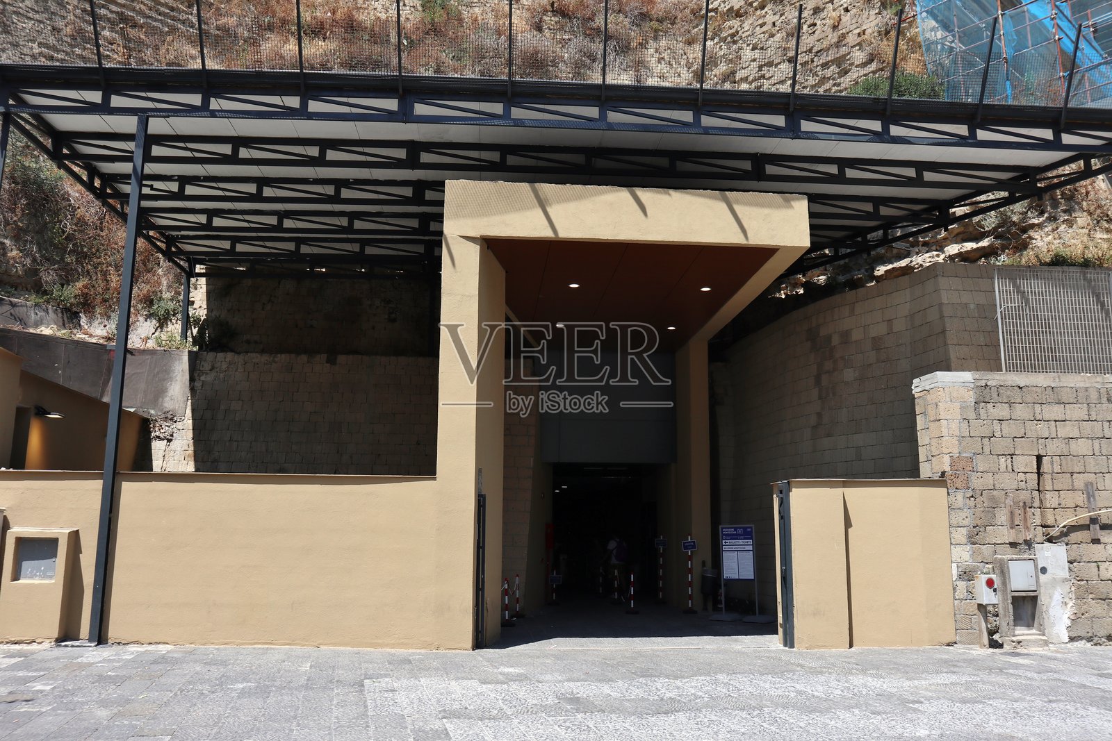 那不勒斯 - 从圣露西亚街进入蒙特埃基亚电梯的入口照片摄影图片