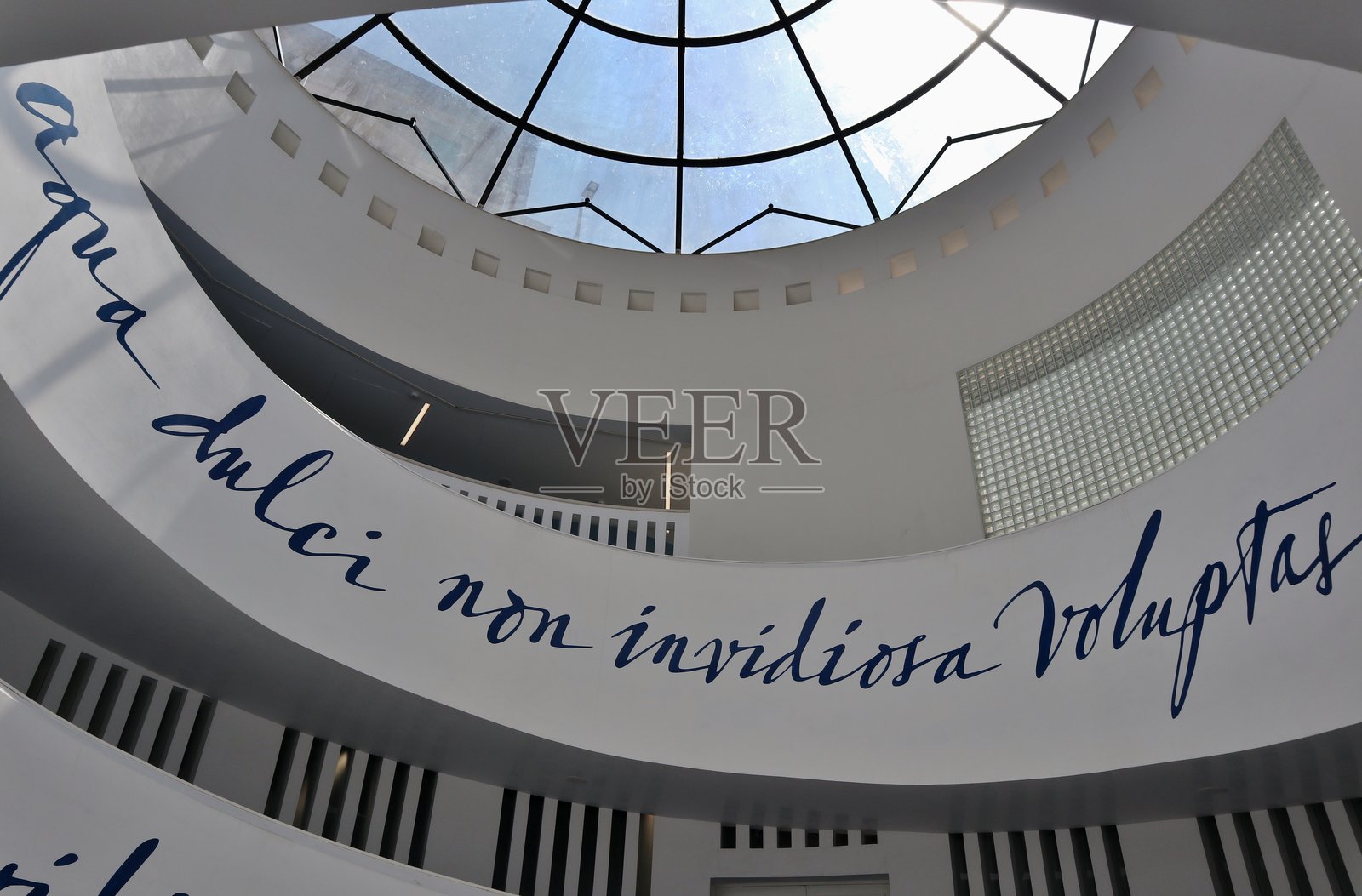 那不勒斯 - 从圣玛丽亚天使广场通往基亚亚地铁站的圆形通道楼梯照片摄影图片