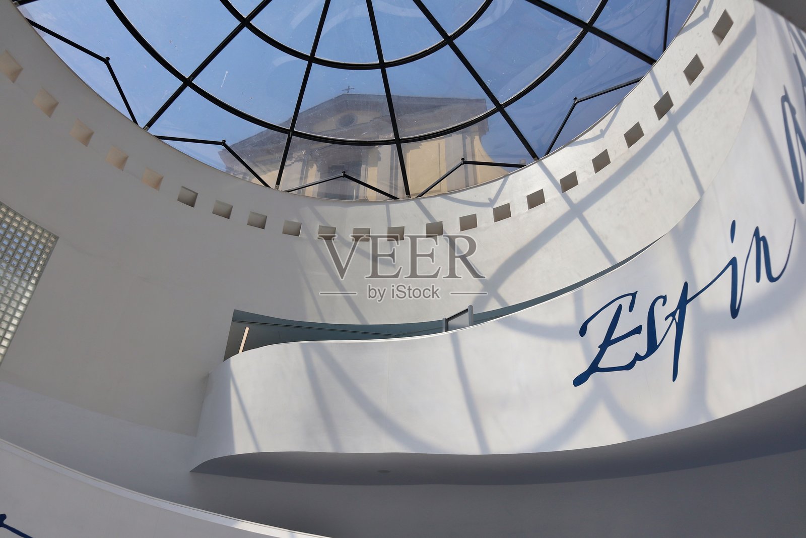 那不勒斯 - 新的基亚亚地铁站的圆形入口楼梯景观照片摄影图片