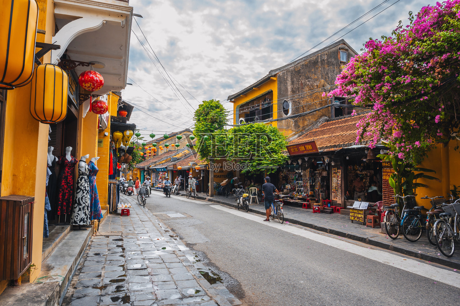 会安古城街道,传统古老的黄色房屋,历史悠久的亚洲风格。越南会安 - 2024年9月12日照片摄影图片
