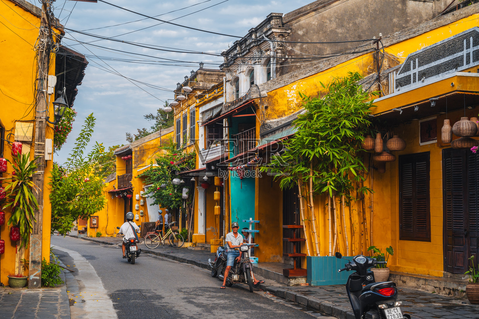 会安古城的街道，夏日白天，传统的古老黄色房屋和建筑。越南会安 - 2024年9月12日照片摄影图片