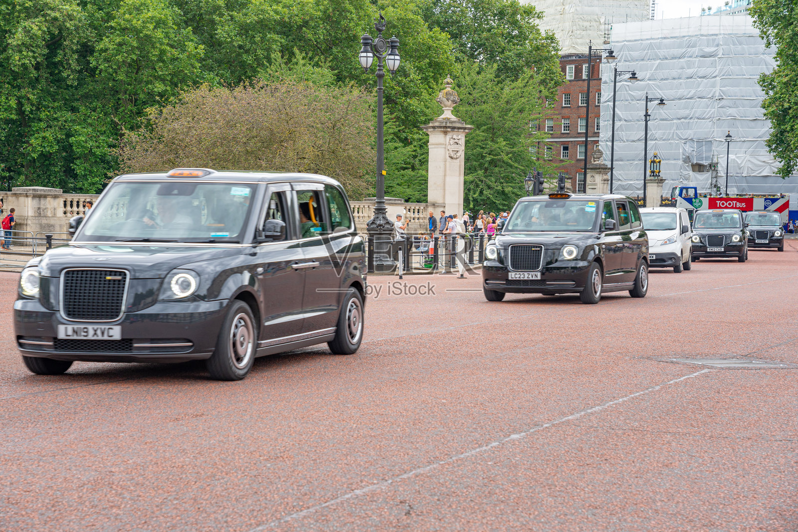伦敦白金汉宫附近的出租车行驶情况照片摄影图片