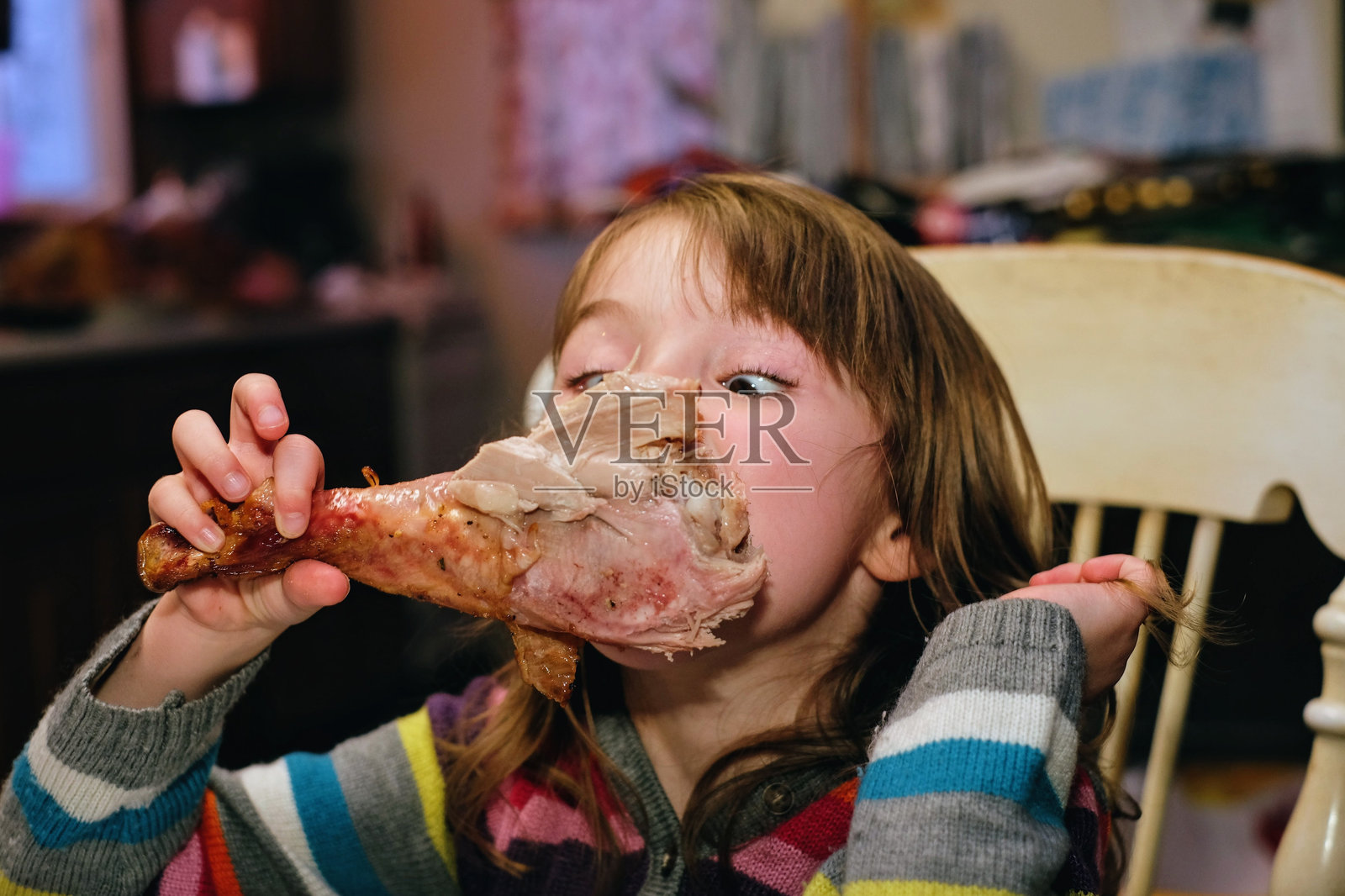 可爱女孩在餐厅吃鸡肉照片摄影图片