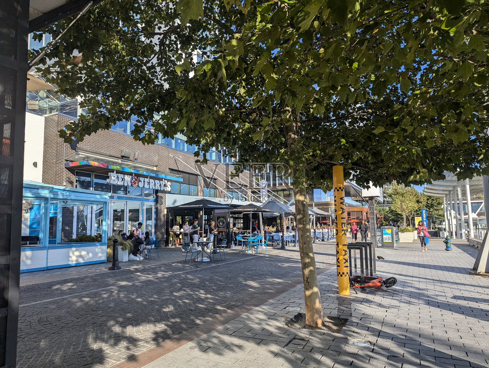 华盛顿特区码头旁的步道照片摄影图片