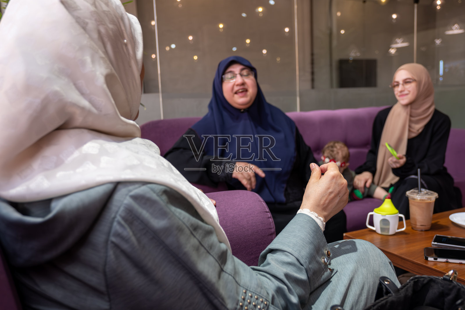 在舒适的咖啡馆休息室的家庭聚会照片摄影图片