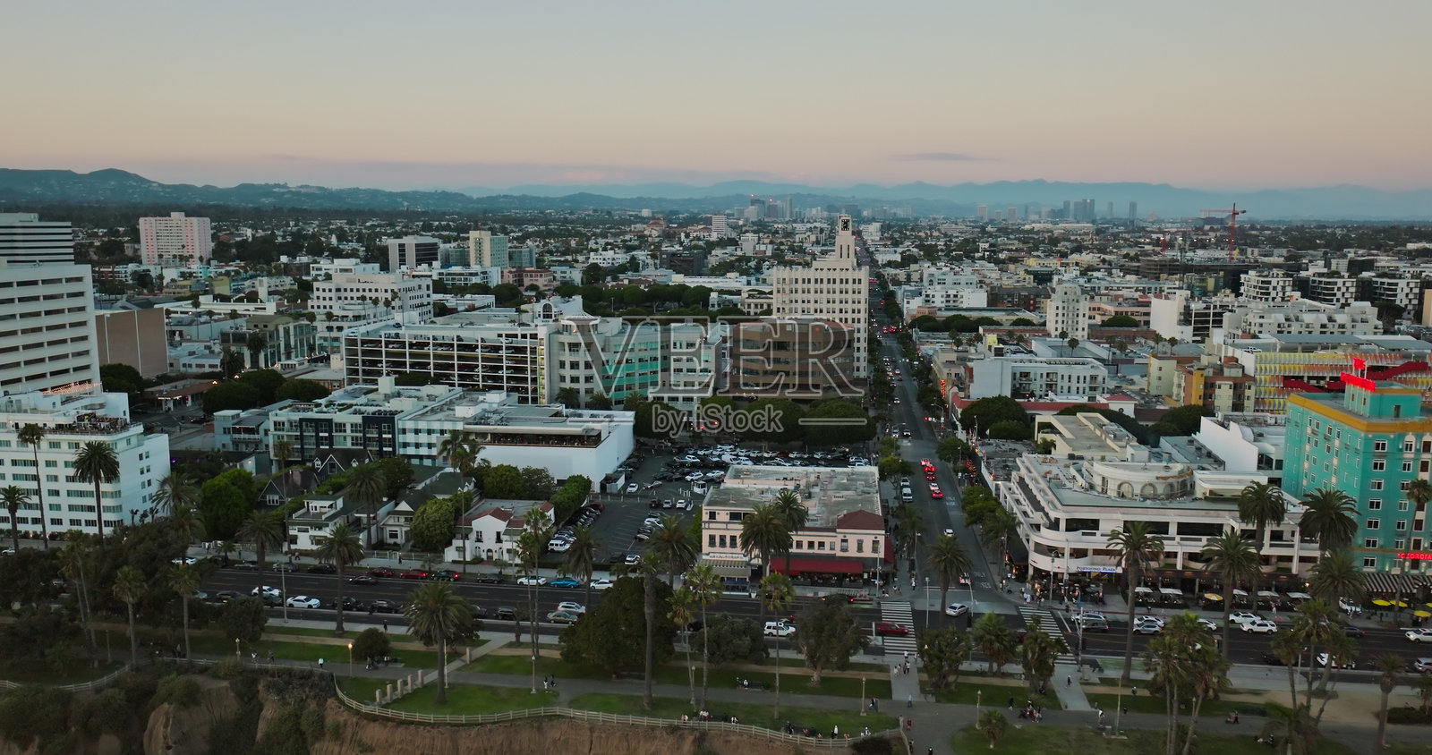 圣塔莫尼卡的空中视角，夕阳下的洛杉矶城市景观照片摄影图片