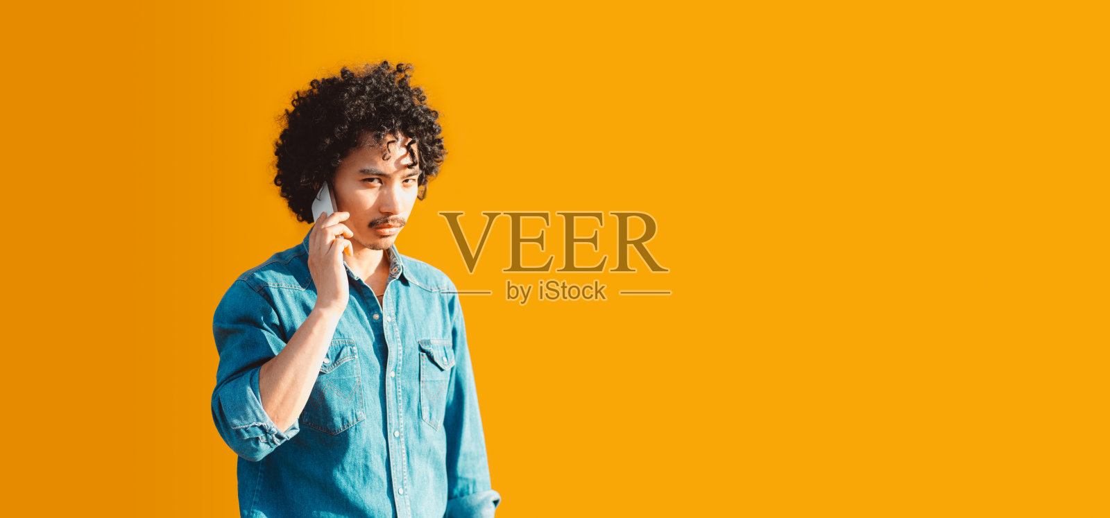 菲律宾男子正在使用智能手机通话照片摄影图片