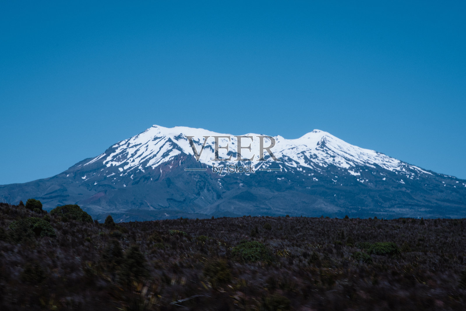 从行驶中的汽车拍摄的新西兰北岛鲁阿佩胡山的风景视图照片摄影图片