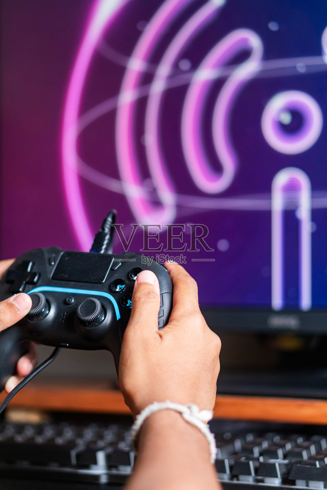 使用无线控制器进行游戏与霓虹吴-F符号照片摄影图片