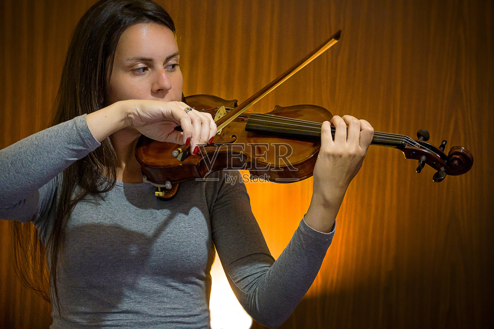 小提琴老师 - 音乐工作室中的课程照片摄影图片