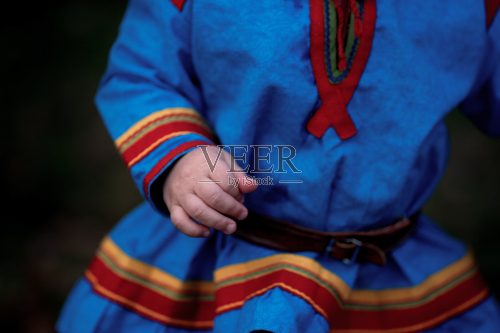 穿着萨米服装的孩子照片摄影图片