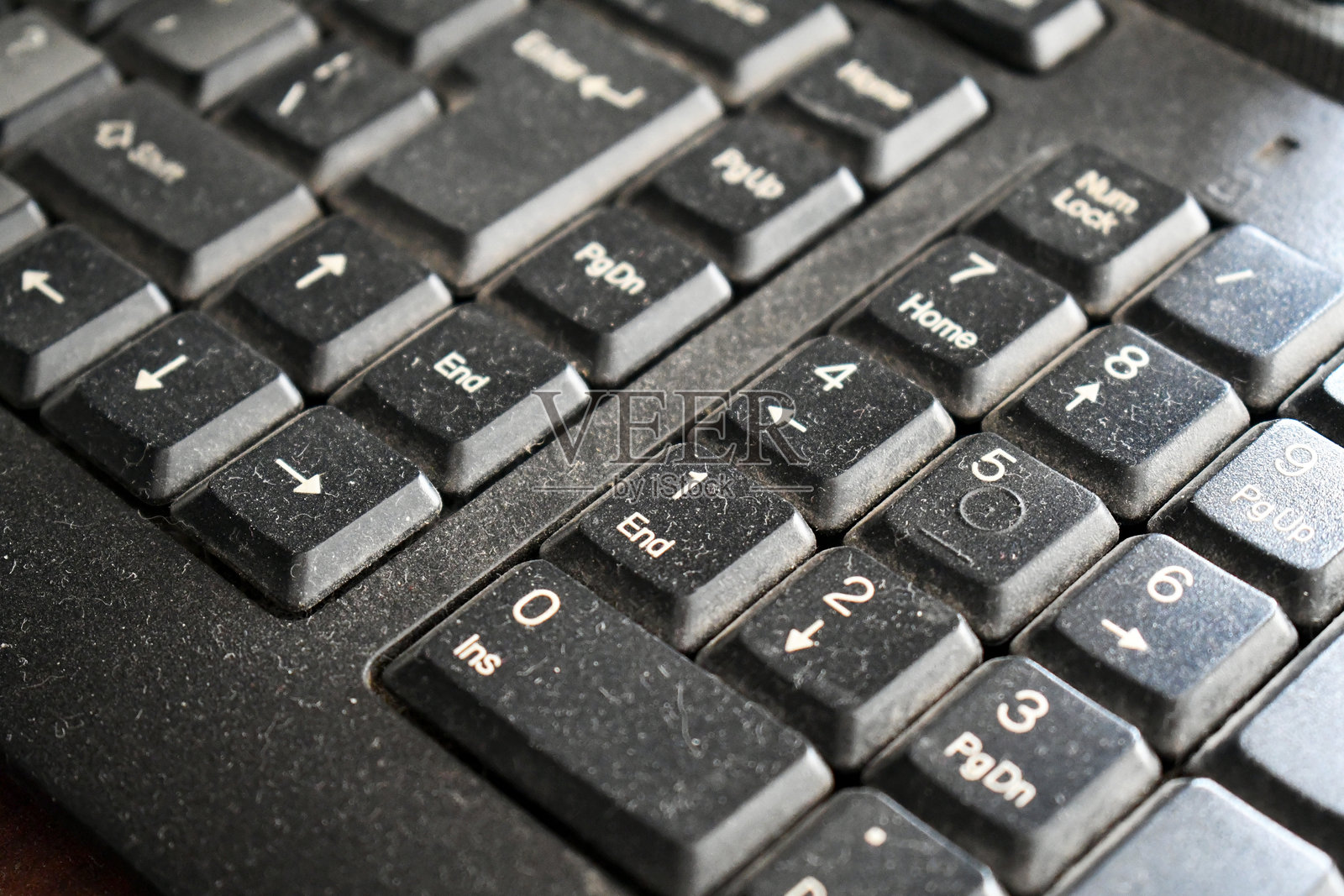 满是灰尘的脏电脑键盘。照片摄影图片