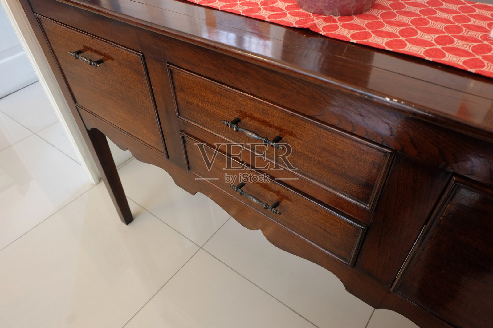 复古木质书桌抽屉特写照片摄影图片