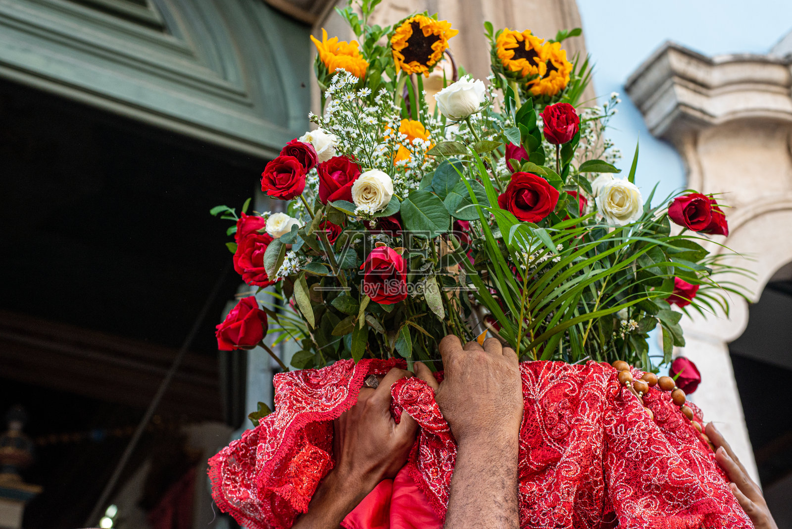 天主教徒和坎东布雷信徒在巴伊亚州萨尔瓦多市的历史中心佩洛里尼奥向圣巴巴拉致敬。照片摄影图片