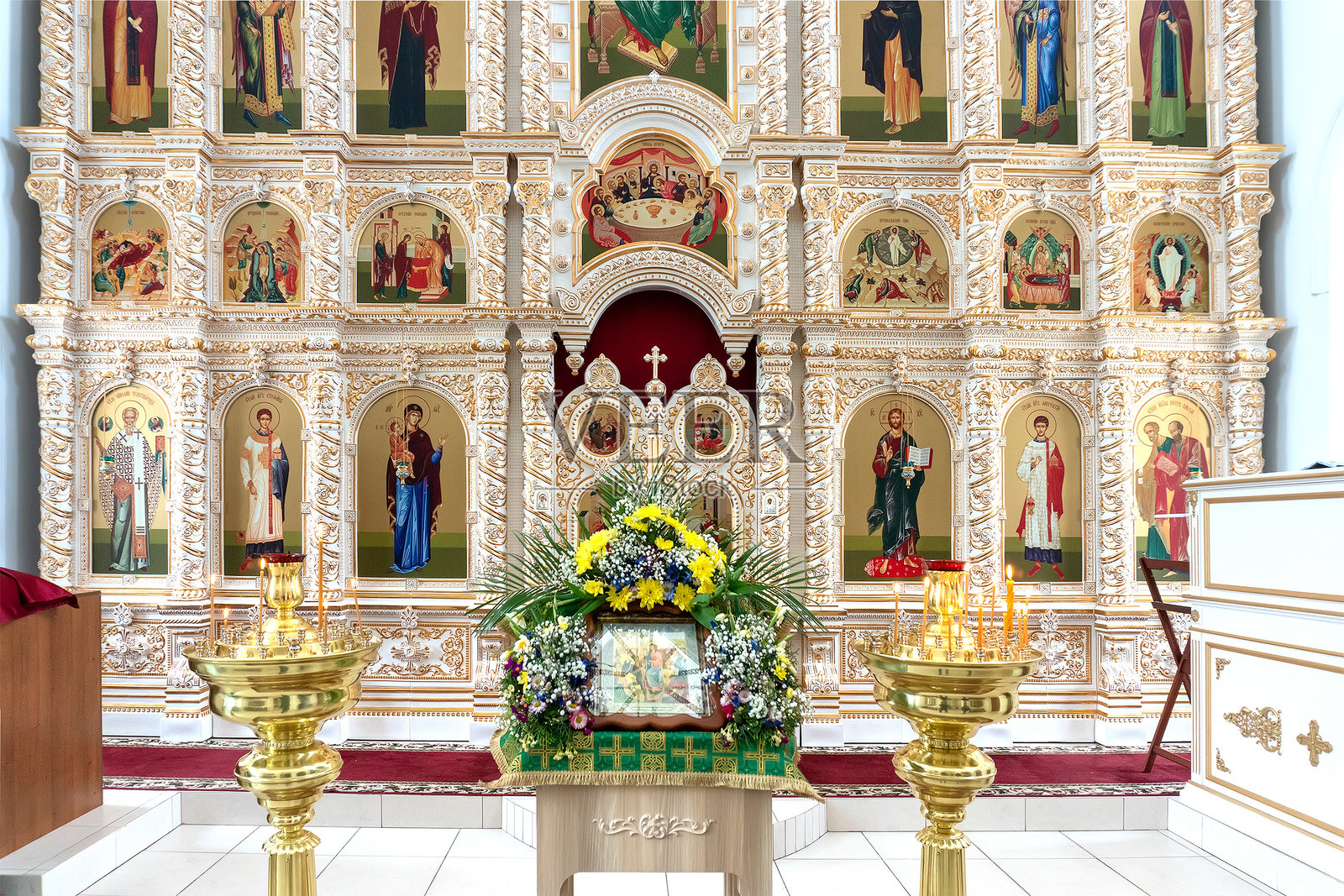 俄罗斯沃洛格达 - 2024年4月28日。彼得和保罗教堂。俄罗斯东正教教堂的圣像屏。照片摄影图片