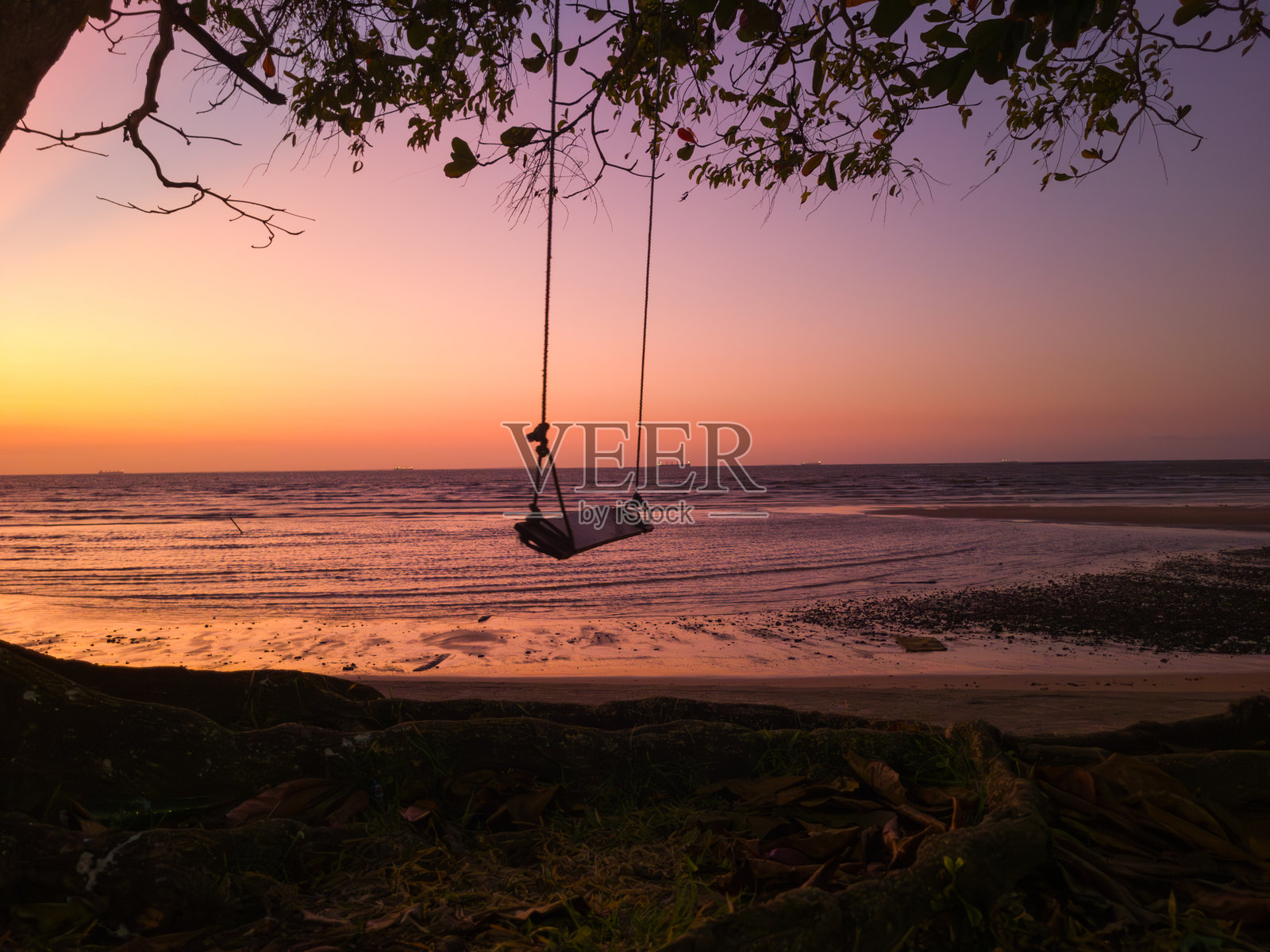 巴西帕拉州莫斯基罗，2024年10月9日 - 在莫斯基罗海滩的阿图尔港下的日落。照片摄影图片