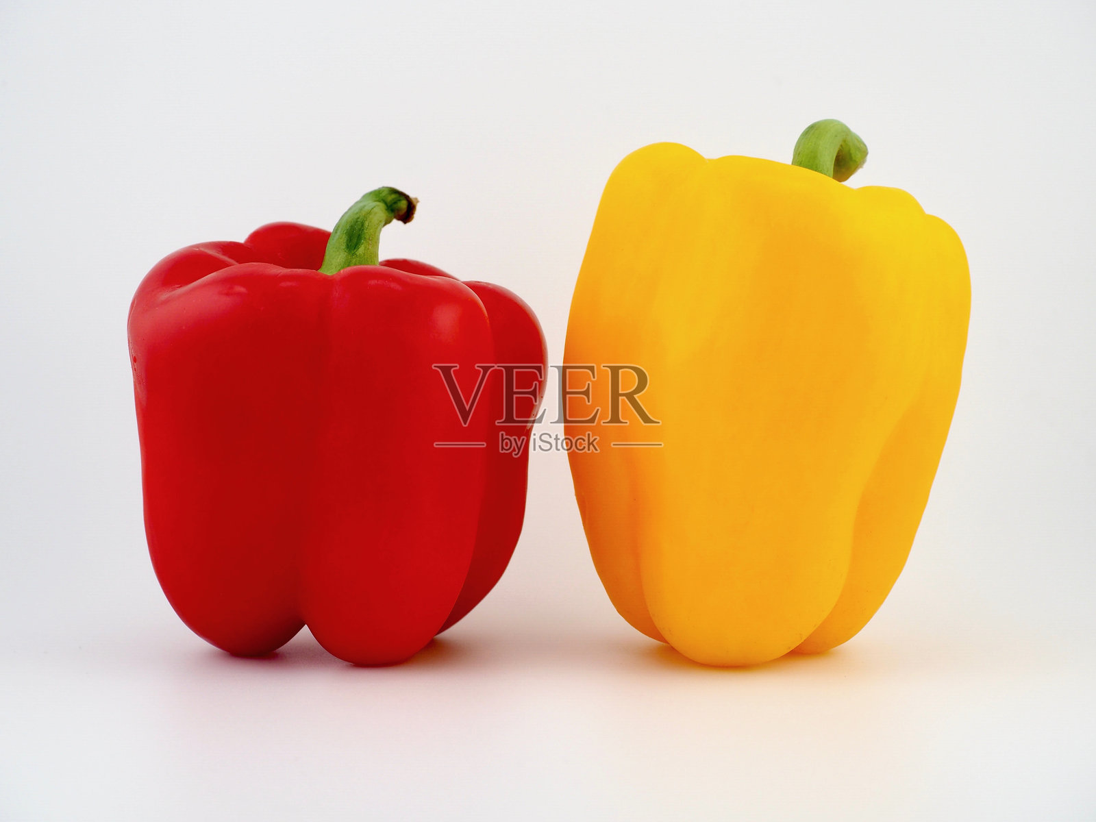 新鲜有机蔬菜，黄椒和红椒照片摄影图片