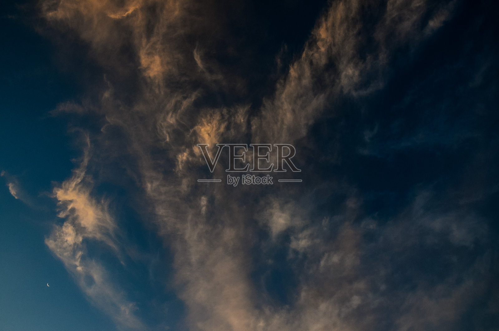 天空湛蓝，飘着几朵白云。照片摄影图片