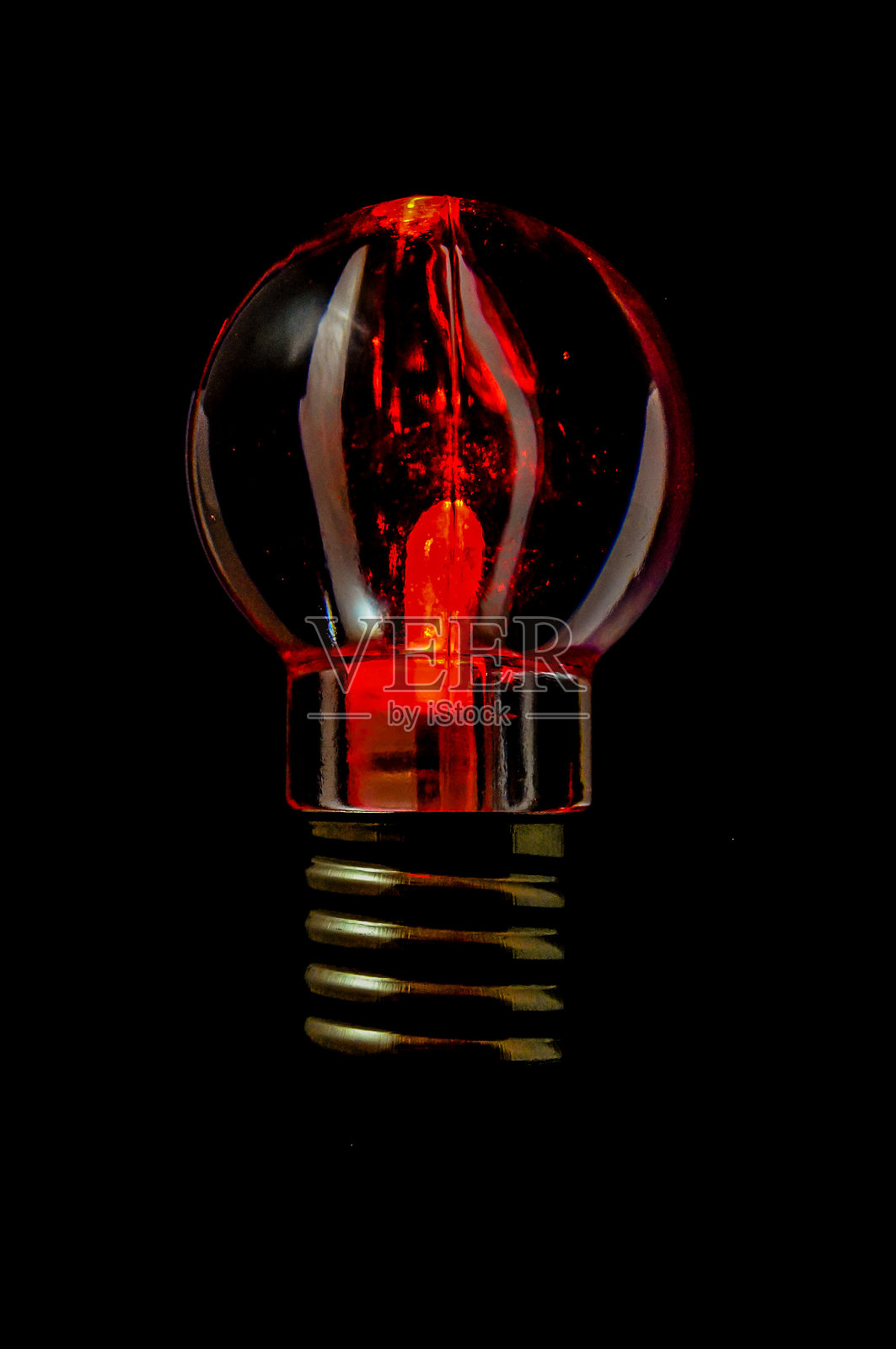 黑色背景上的红色灯泡照片摄影图片