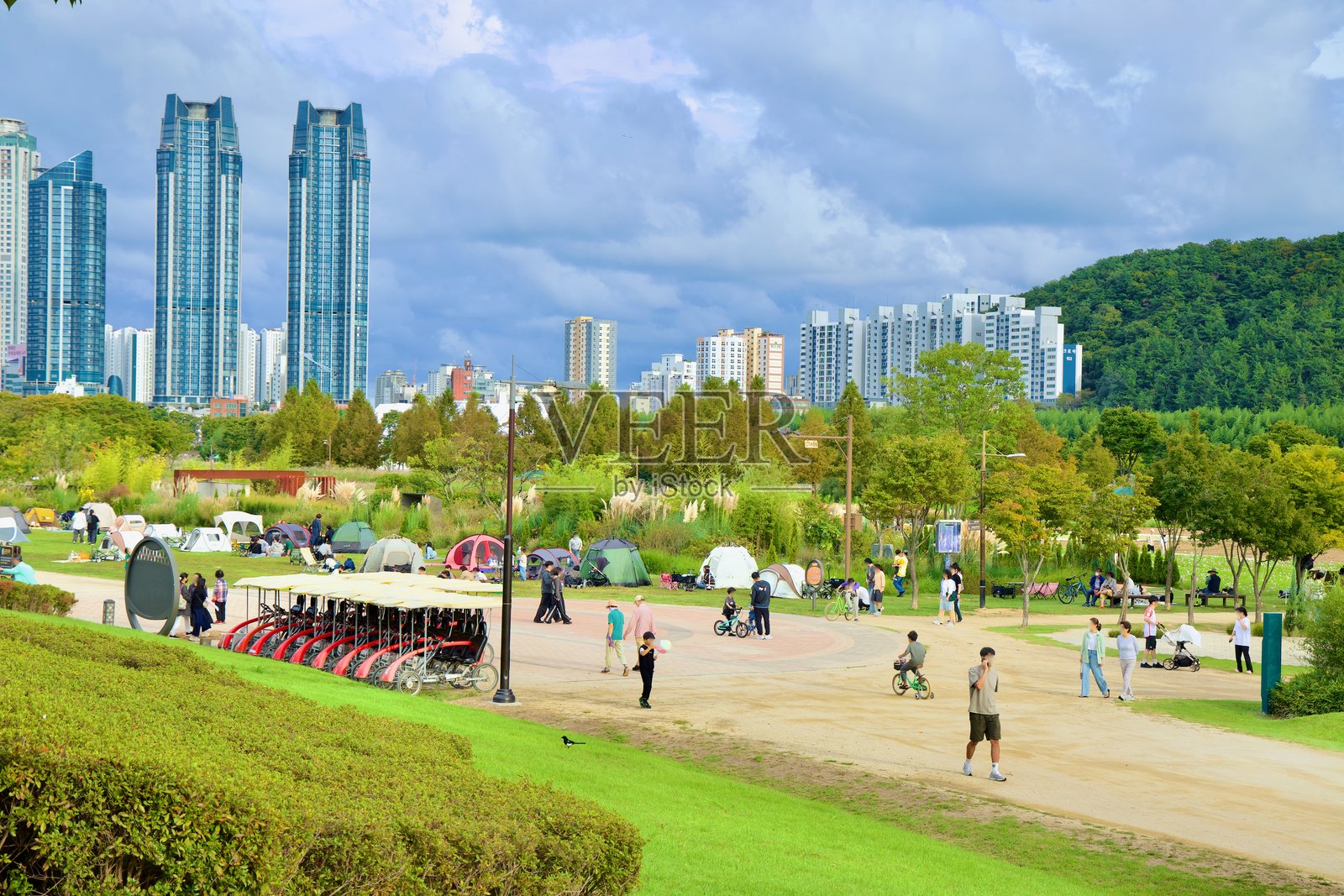 家庭和露营者在太华河国家公园享受时光照片摄影图片