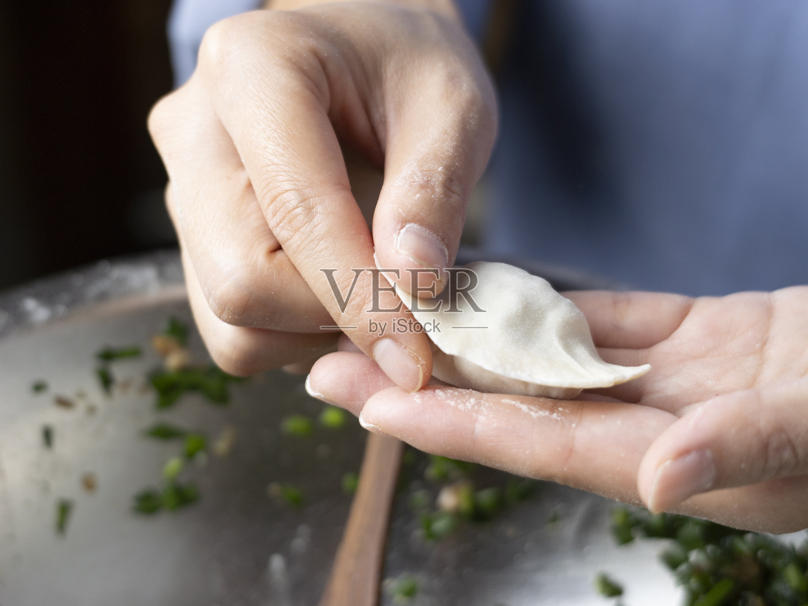 冬季初旬制作的饺子照片摄影图片