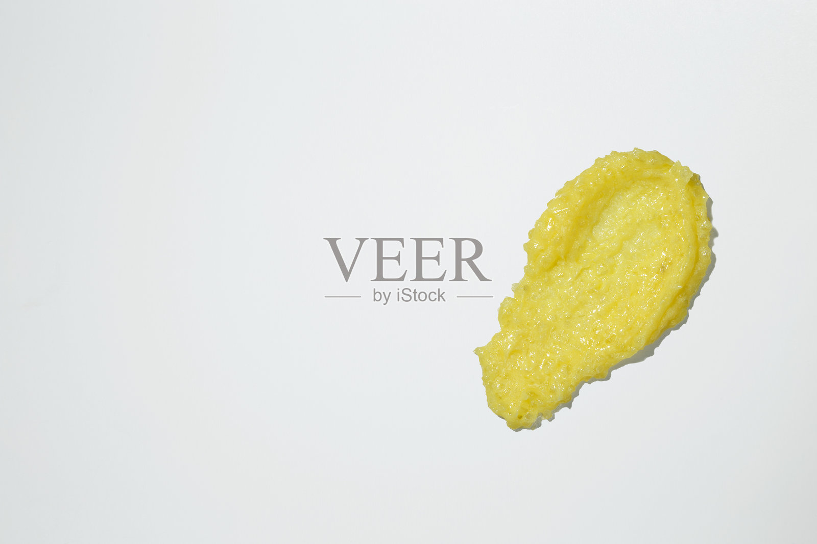 白色背景上的身体磨砂膏涂抹。水果和浆果身体磨砂膏的质地样本。化妆品涂抹。照片摄影图片