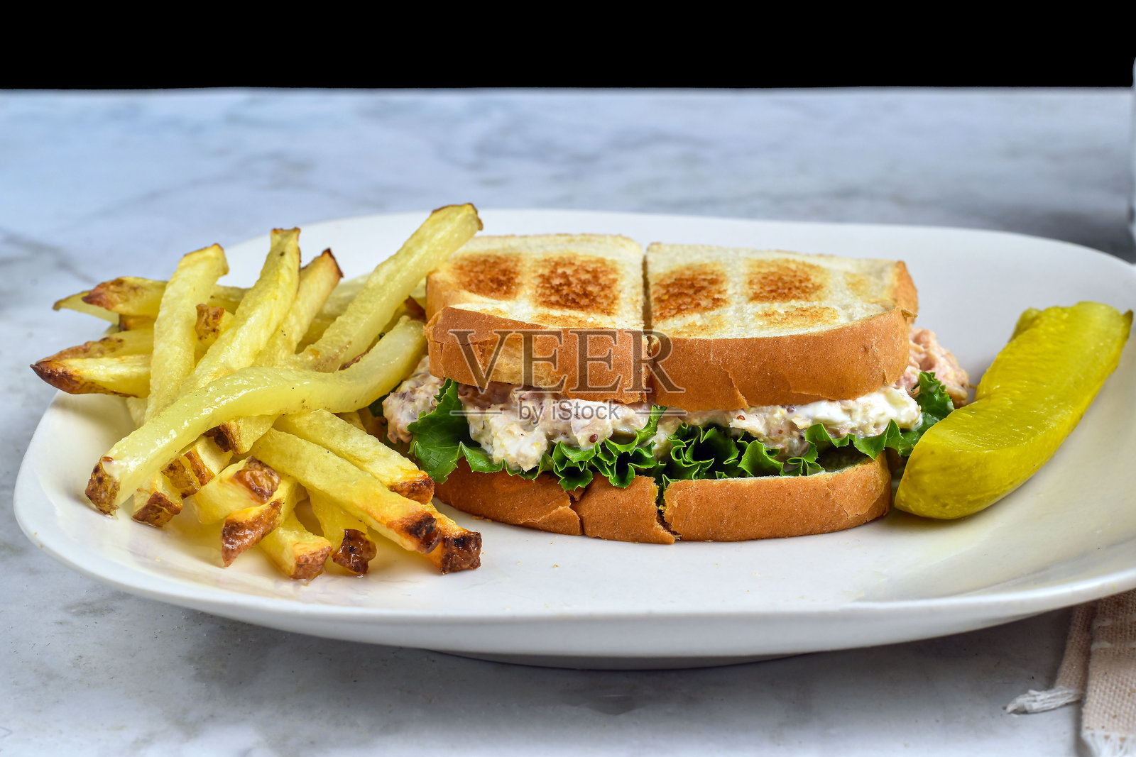 鸡肉沙拉三明治配薯条和腌黄瓜照片摄影图片