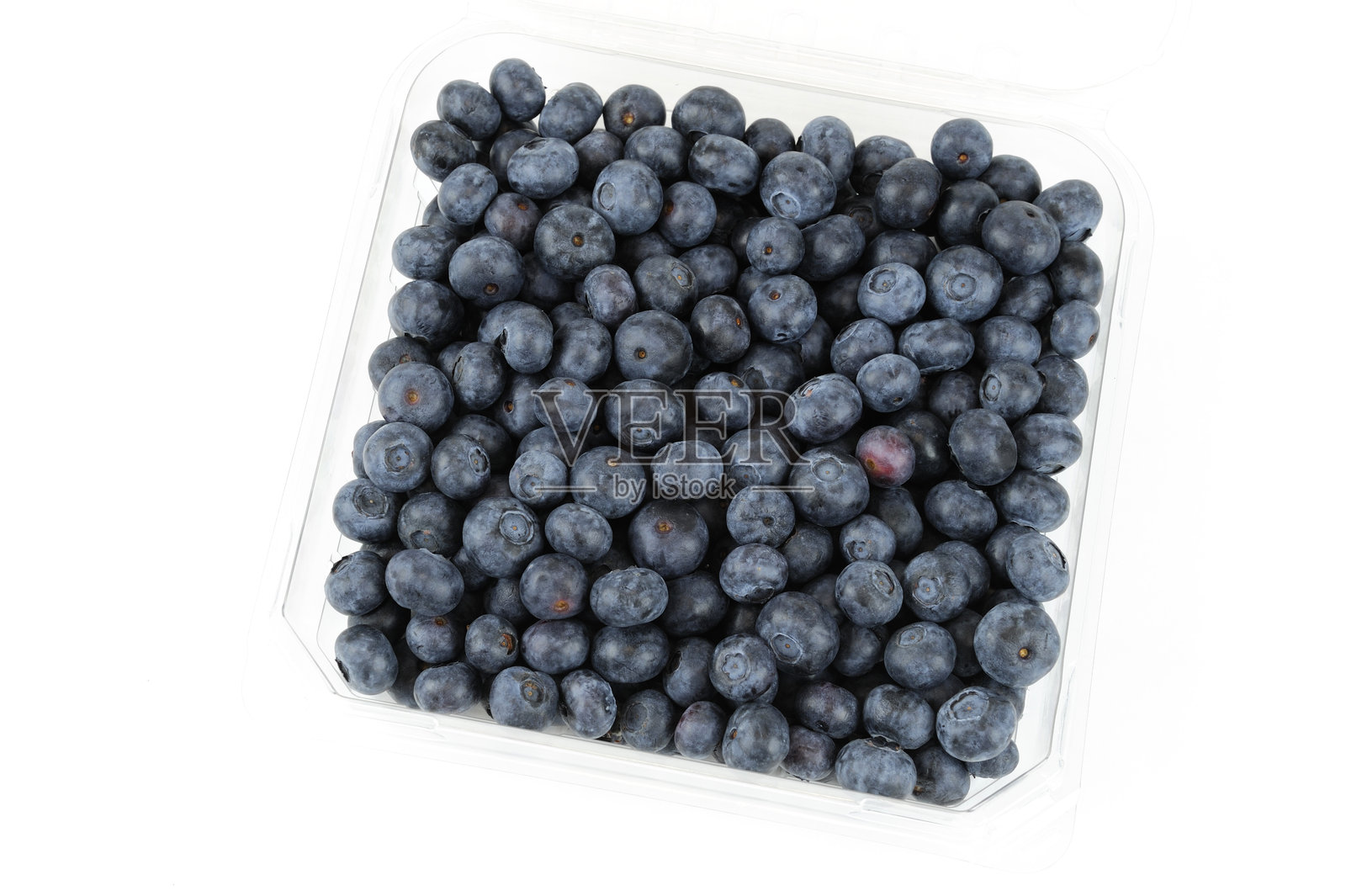 新鲜蓝莓装在塑料盒中，背景为白色照片摄影图片