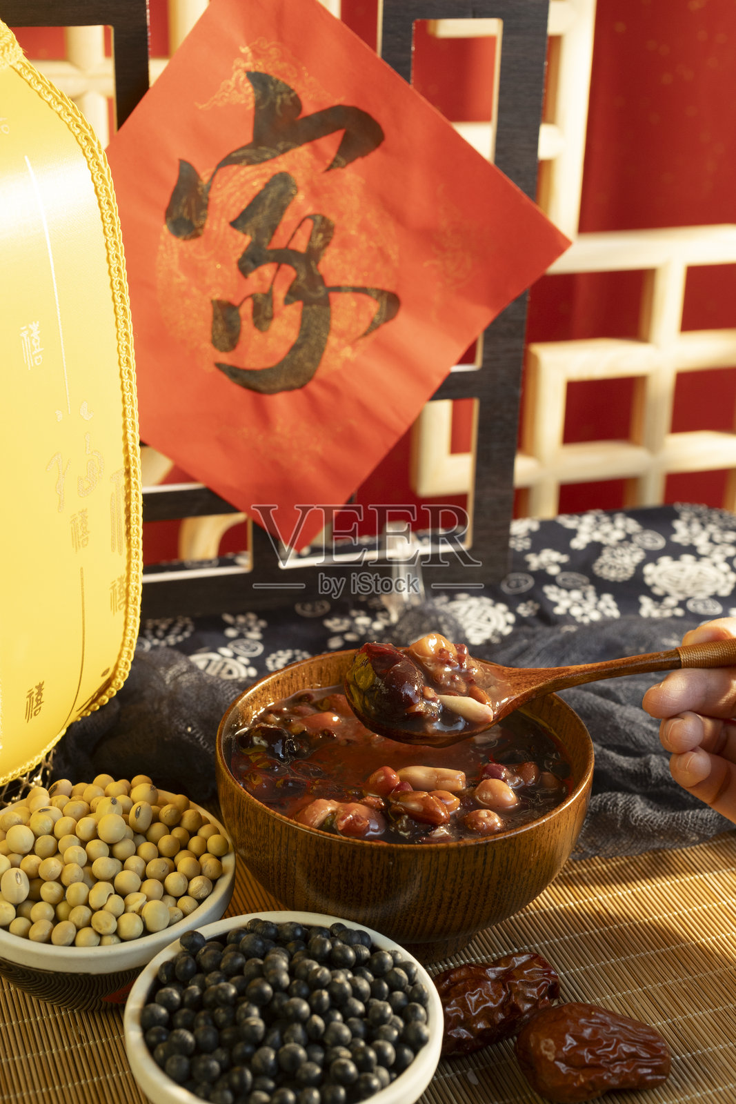 腊八粥，含有坚果和干果，在农历十二月初八食用。照片摄影图片