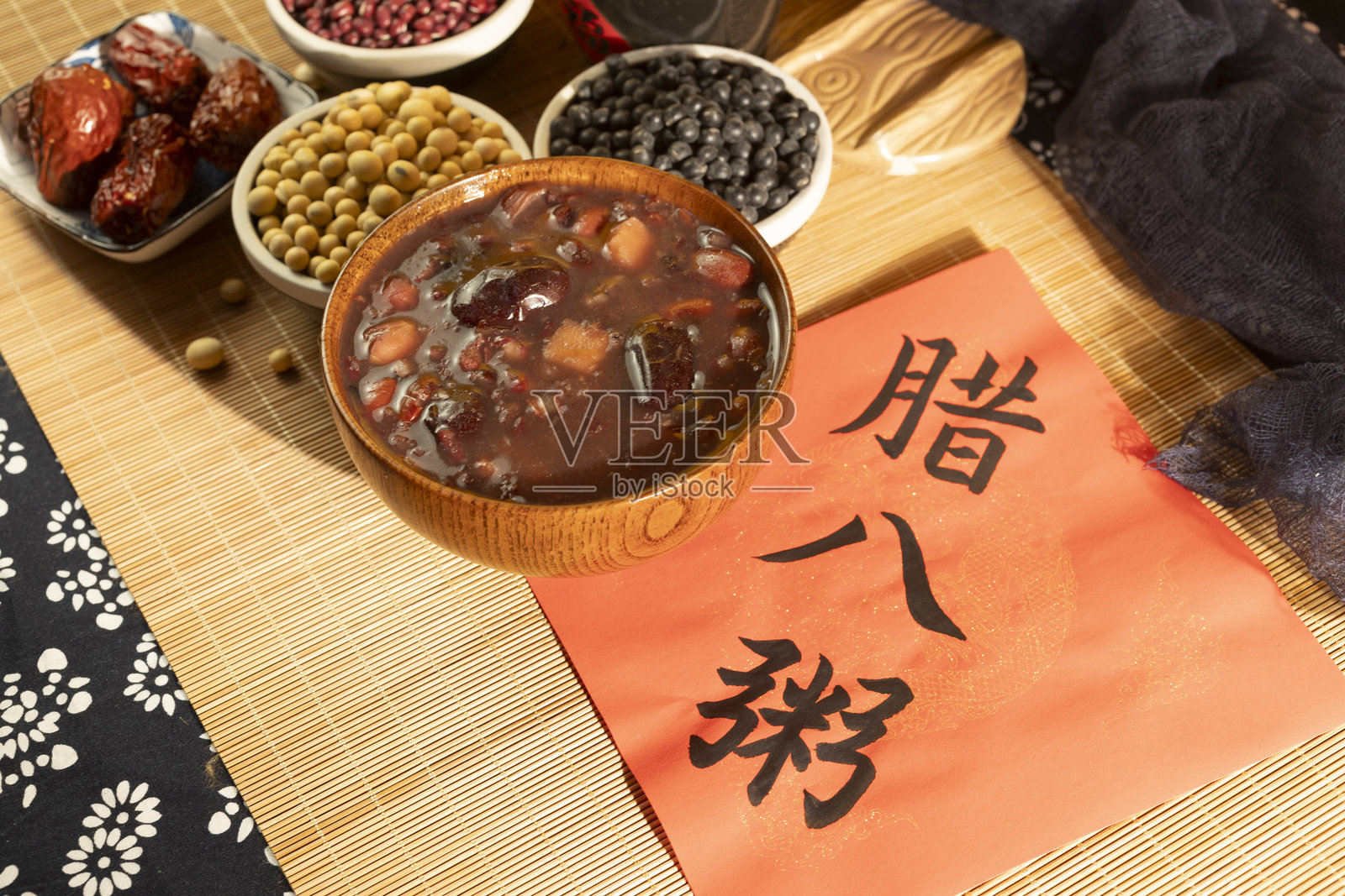 腊八粥，含有坚果和干果，在农历十二月初八食用。照片摄影图片