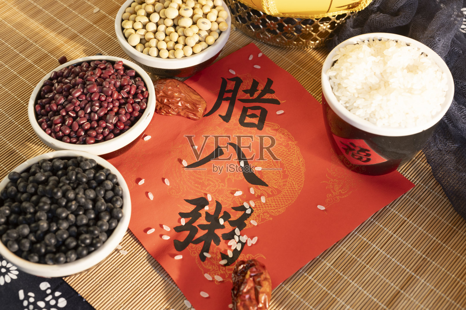 腊八粥，含有坚果和干果，在农历十二月初八食用。照片摄影图片