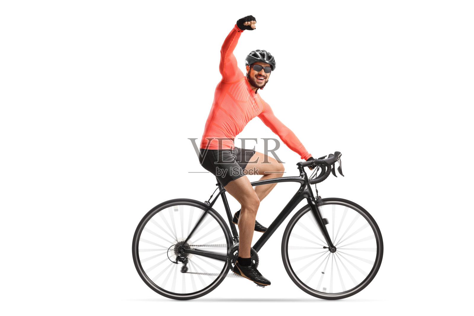 一个骑自行车的人，戴着头盔和太阳镜骑着自行车，做着幸福的手势照片摄影图片