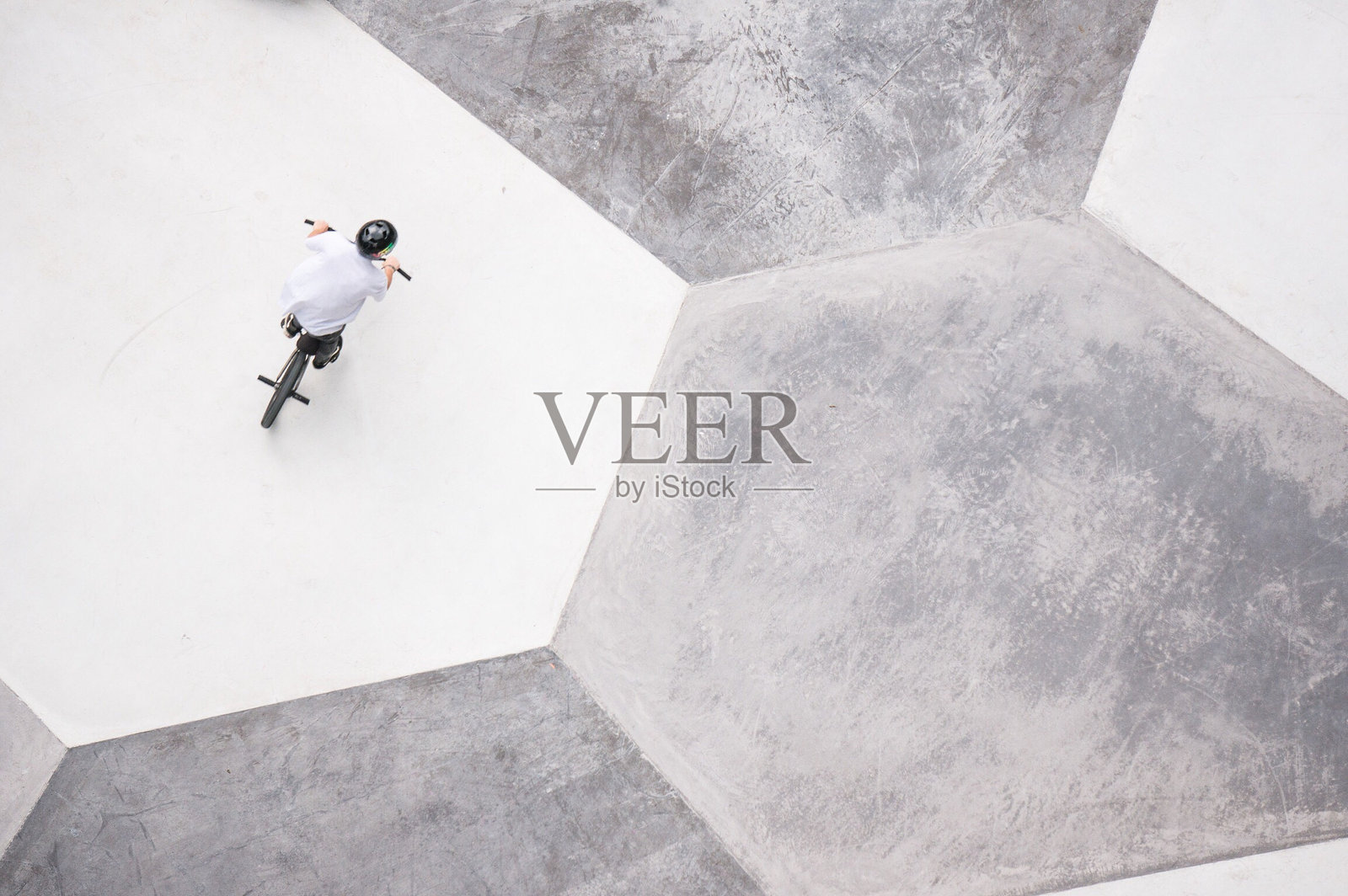 在滑板公园骑小轮自行车的人的正上方镜头照片摄影图片