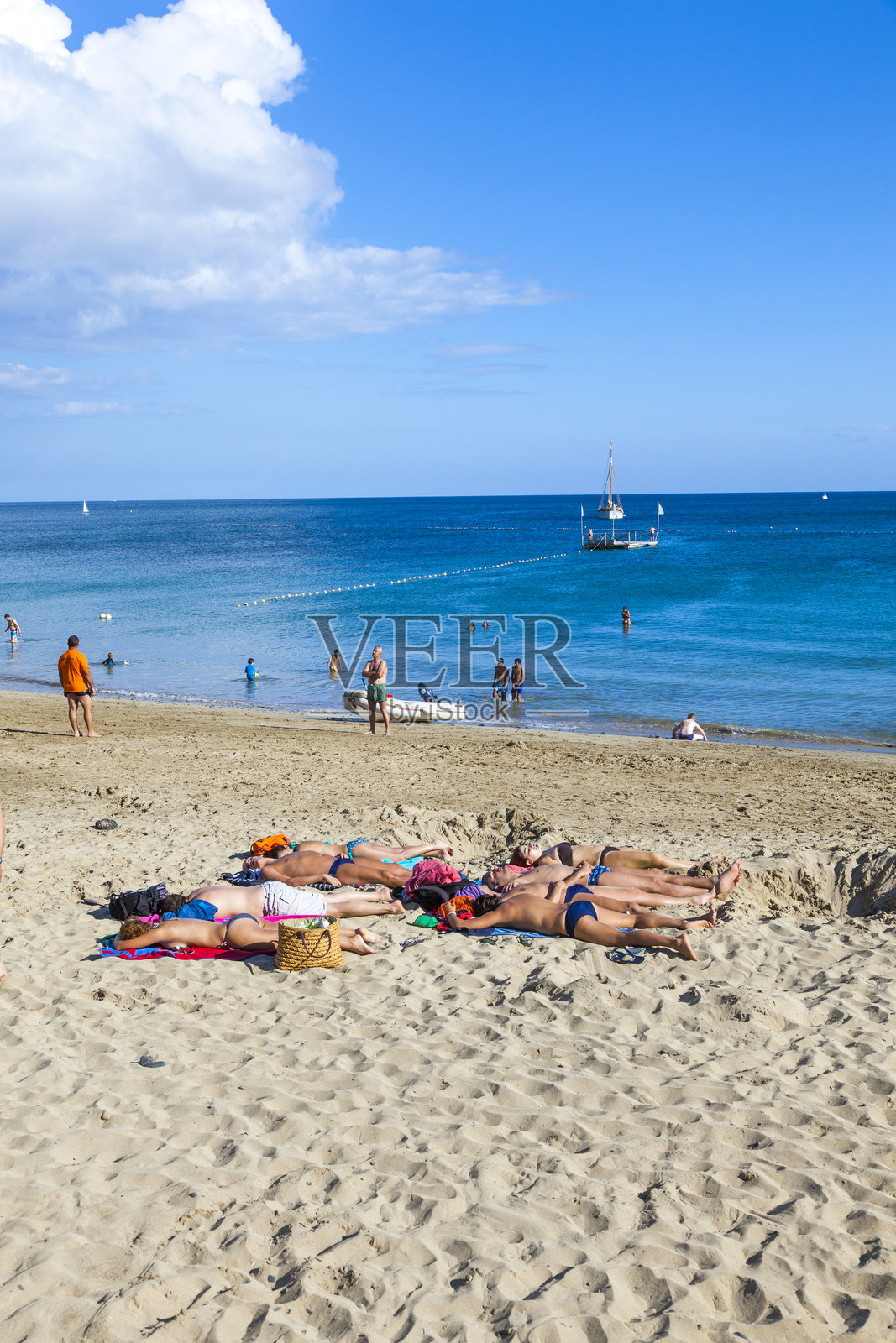 人们在人工沙滩普拉亚多拉达享受时光照片摄影图片