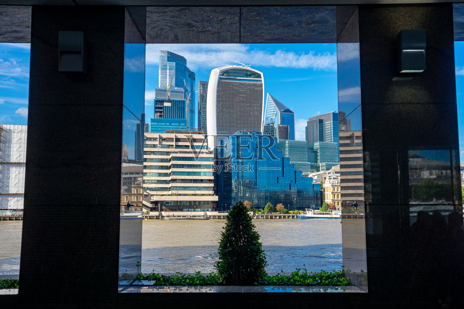 从伦敦桥跨越泰晤士河到伦敦金融区的现代建筑照片摄影图片