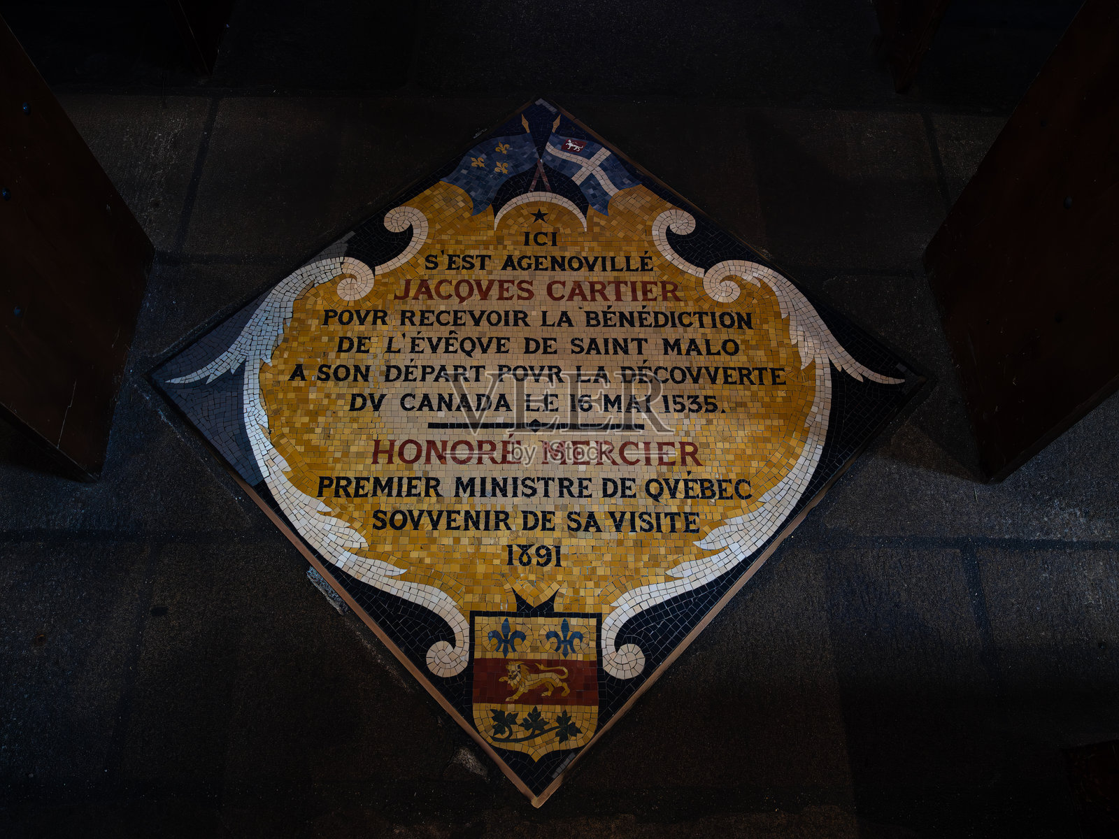 纪念加拿大发现者雅克·卡地亚的牌匾照片摄影图片