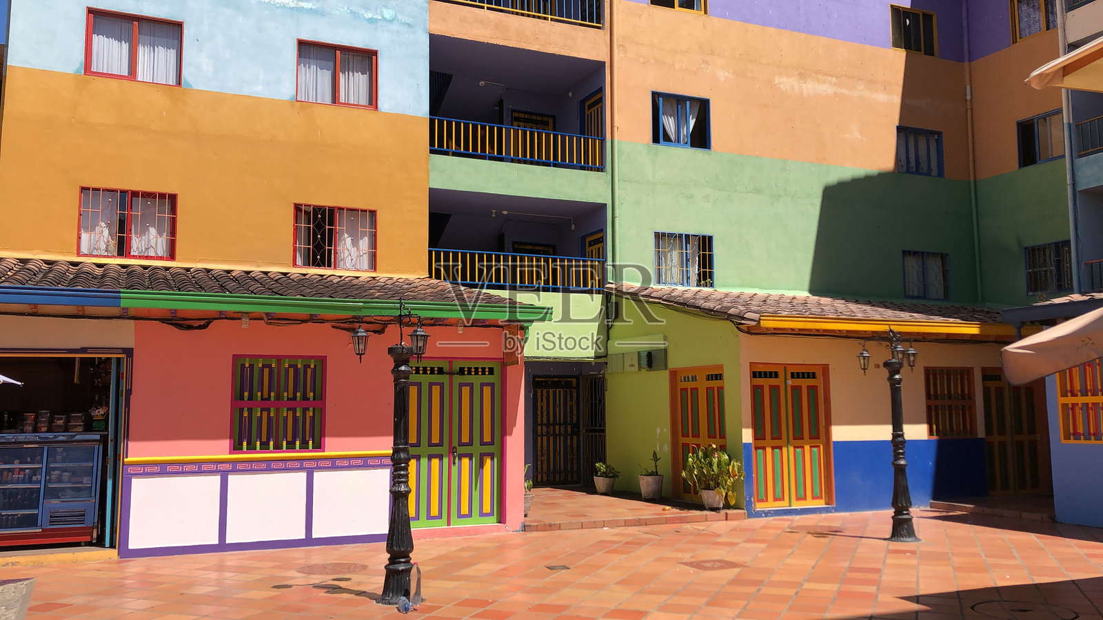 哥伦比亚瓜塔佩镇中心的房屋照片摄影图片
